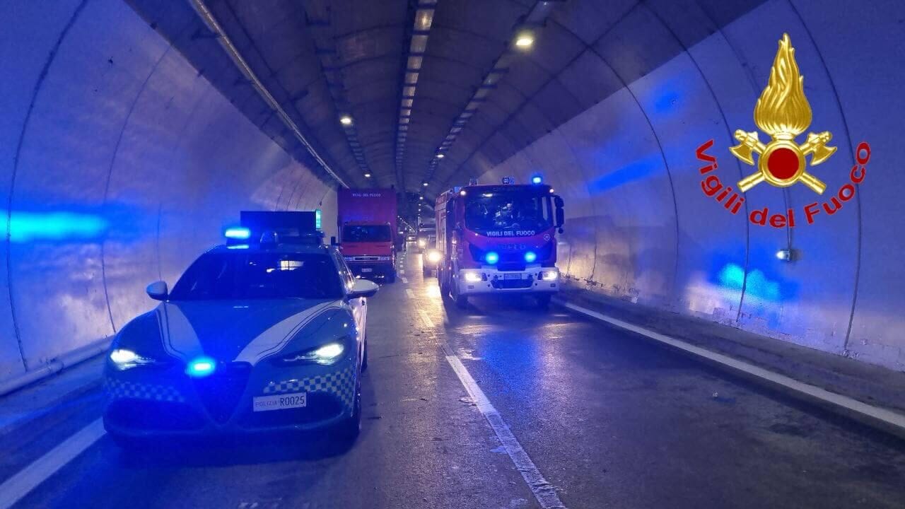 Incendio in galleria sulla SS36: camion a GNL in fiamme al Monte Piazzo, riaperta in serata