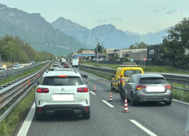 Incidente tra auto e moto sulla SS36: motociclista di 70 anni ferito tra Molteno e Bosisio Parini